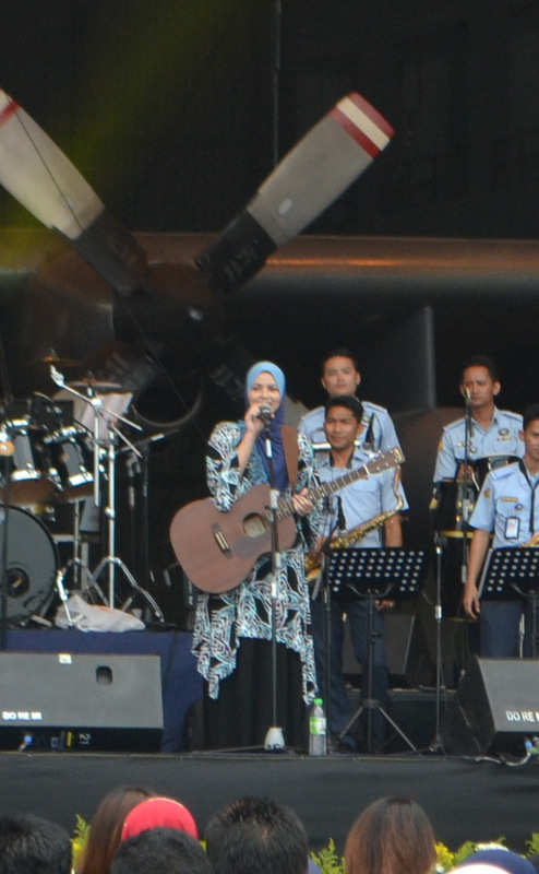 ana-rafali-with-guitar